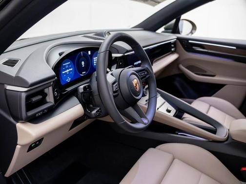 Aventurine Green Metallic 2026 Porsche Macan Macan Electric 4