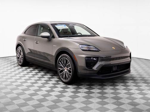 Aventurine Green Metallic 2026 Porsche Macan Macan Electric 4