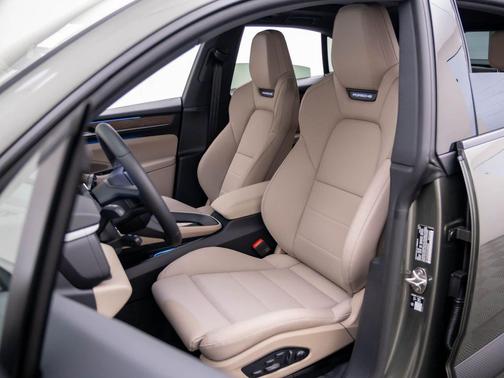 Aventurine Green Metallic 2026 Porsche Macan Macan Electric 4