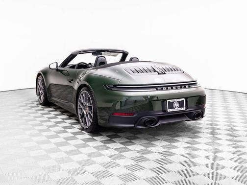 Oak Green Metallic Neo 2026 Porsche 911 Carrera