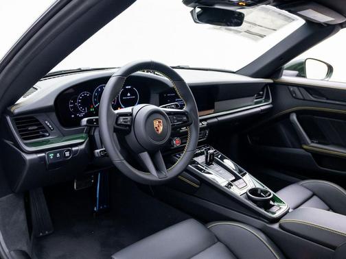 Oak Green Metallic Neo 2026 Porsche 911 Carrera