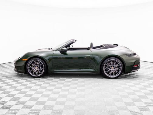 Oak Green Metallic Neo 2026 Porsche 911 Carrera