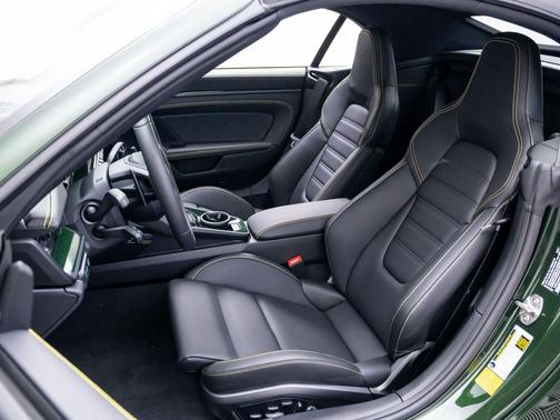 Oak Green Metallic Neo 2026 Porsche 911 Carrera