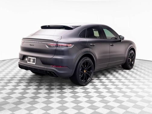 Chromite Black Metallic 2023 Porsche Cayenne Platinum Edition