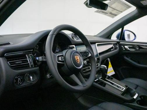Gentian Blue Metallic 2026 Porsche Macan Macan