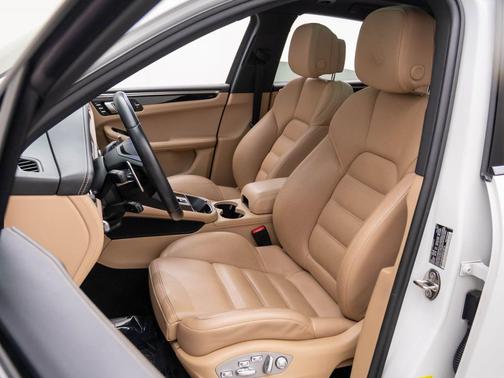 2023 Porsche Macan T