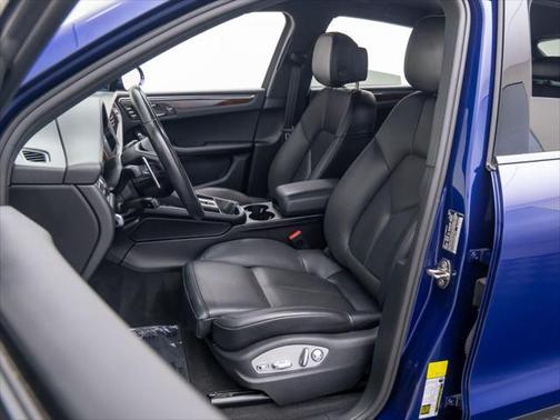 2023 Porsche Macan Base