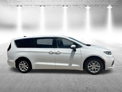 Bright White Clearcoat 2023 Chrysler Pacifica Touring L