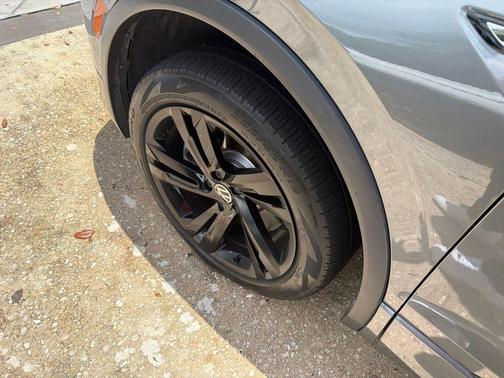 Platinum Gray Metallic 2023 Volkswagen Tiguan 2.0T SE R-Line Black