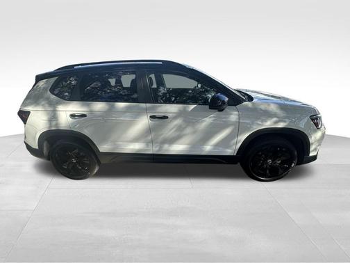 2025 Volkswagen Taos 1.5T SE Black