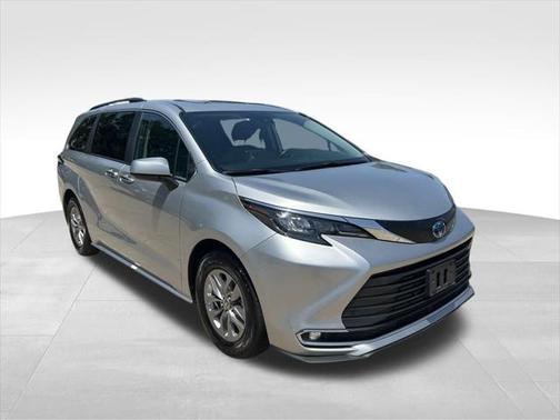2024 Toyota Sienna XLE