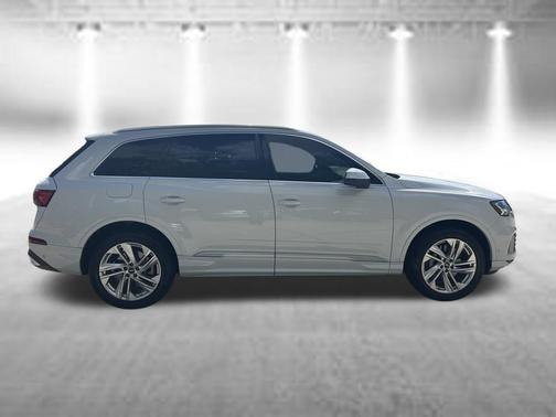 Glacier White Metallic 2023 Audi Q7 55 Premium Plus