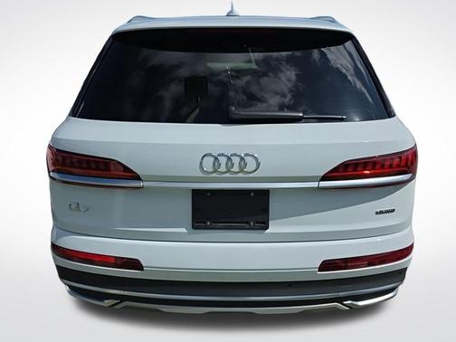Glacier White Metallic 2023 Audi Q7 55 Premium Plus