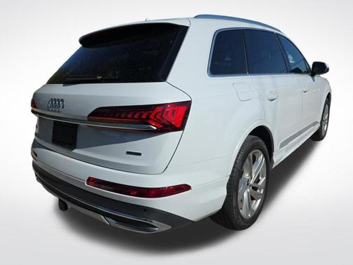 Glacier White Metallic 2023 Audi Q7 45 Premium