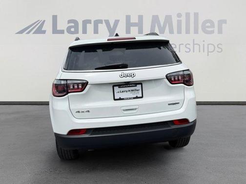Bright White Clearcoat 2025 Jeep Compass Latitude