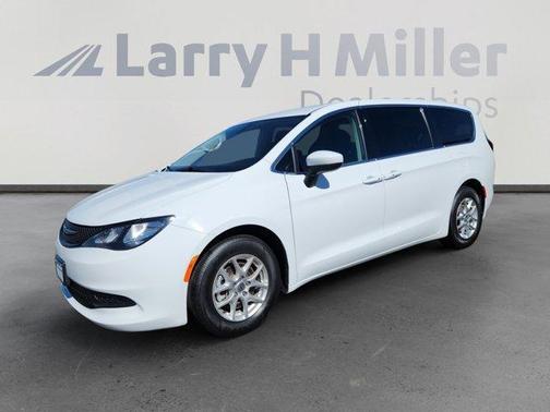 2022 Chrysler Voyager LX