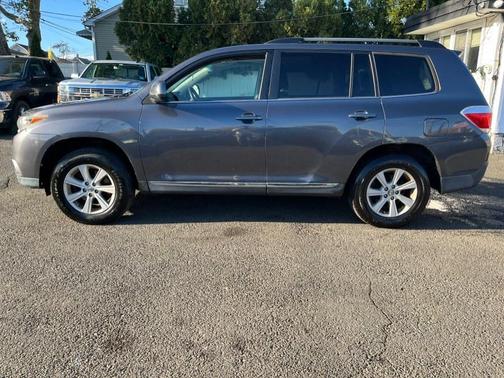 Magnetic Gray Metallic 2012 Toyota Highlander SE