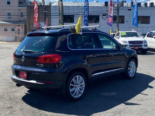 Deep Black Metallic 2013 Volkswagen Tiguan SE