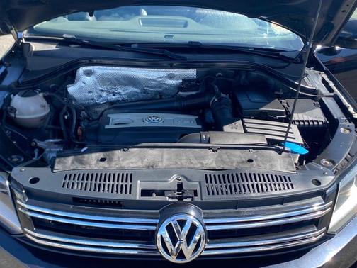 Deep Black Metallic 2013 Volkswagen Tiguan SE