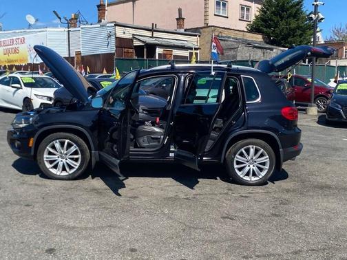 Deep Black Metallic 2013 Volkswagen Tiguan SE