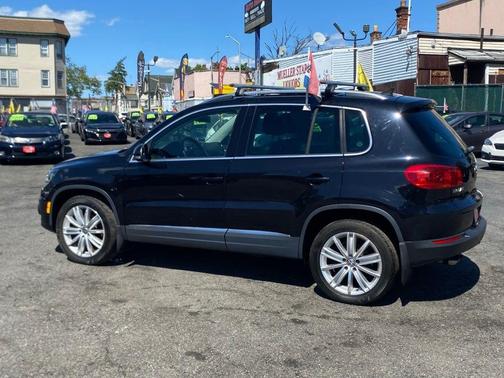 Deep Black Metallic 2013 Volkswagen Tiguan SE