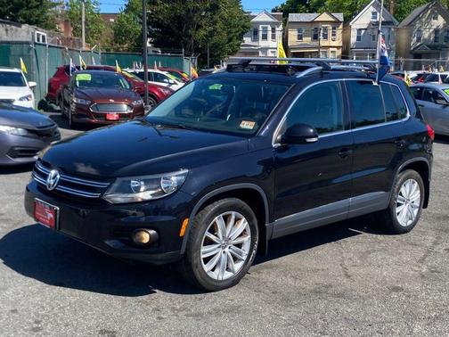 Deep Black Metallic 2013 Volkswagen Tiguan SE