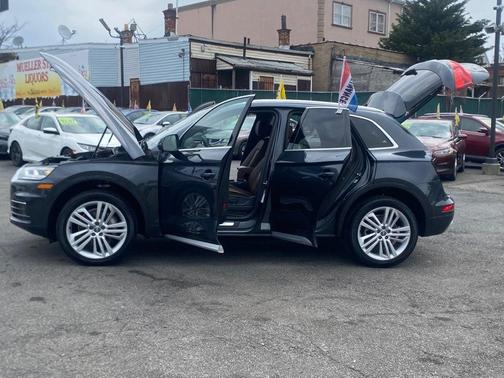 Brilliant Black 2018 Audi Q5 2.0T Tech Premium