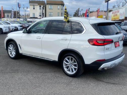 Mineral White Metallic 2021 BMW X5 xDrive40i