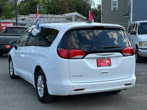 2021 Chrysler Voyager LX