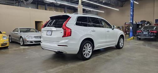 White 2018 Volvo XC90 T6 Momentum