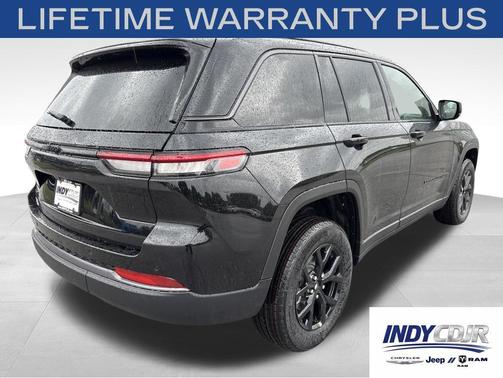Diamond Black Crystal Pearlcoat 2026 Jeep Grand Cherokee Altitude