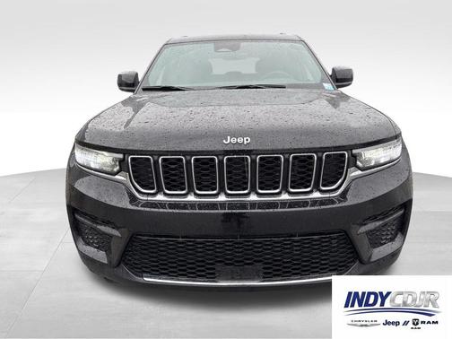 Diamond Black Crystal Pearlcoat 2025 Jeep Grand Cherokee Laredo