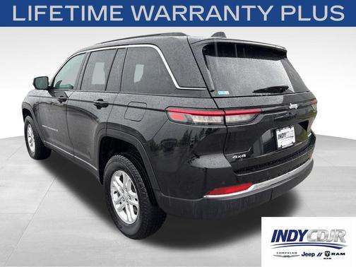 Diamond Black Crystal Pearlcoat 2025 Jeep Grand Cherokee Laredo