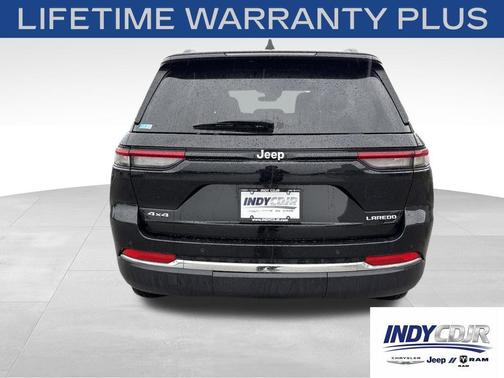 Diamond Black Crystal Pearlcoat 2025 Jeep Grand Cherokee Laredo