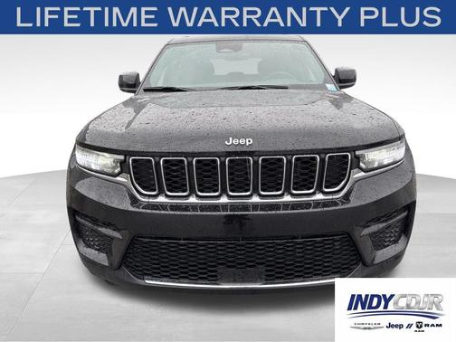 Diamond Black Crystal Pearlcoat 2025 Jeep Grand Cherokee Laredo