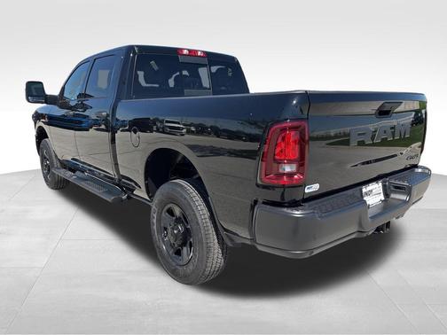Diamond Black Crystal Pearlcoat 2026 RAM 2500 Tradesman Crew Cab 4x4 6'4' Box