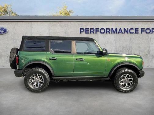 ERUPTION GREEN METALLIC 2023 Ford Bronco BADLANDS