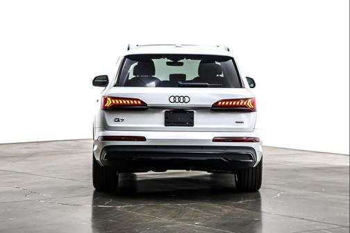 2023 Audi Q7 45 Premium Plus