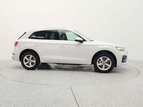 Glacier White Metallic 2023 Audi Q5 40 Premium