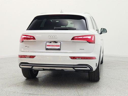 Glacier White Metallic 2023 Audi Q5 40 Premium