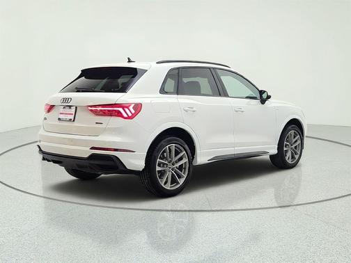 Glacier White Metallic 2025 Audi Q3 S line Premium