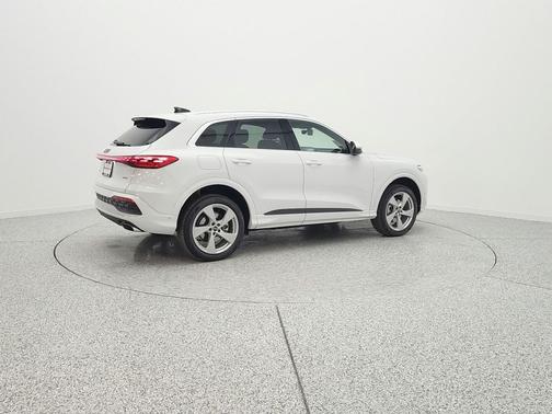 Glacier White Metallic 2026 Audi Q5 Premium Plus TFSI quattro S tronic