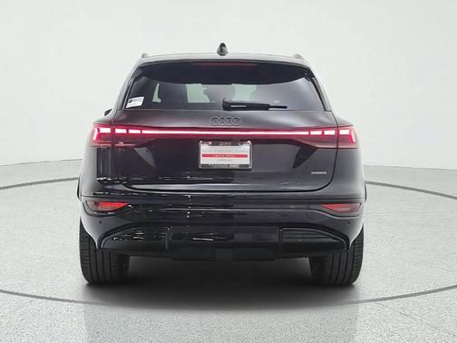 Mythos Black Metallic 2027 Audi Q6 e-tron Premium quattro