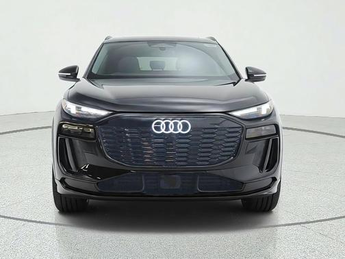 Mythos Black Metallic 2027 Audi Q6 e-tron Premium quattro