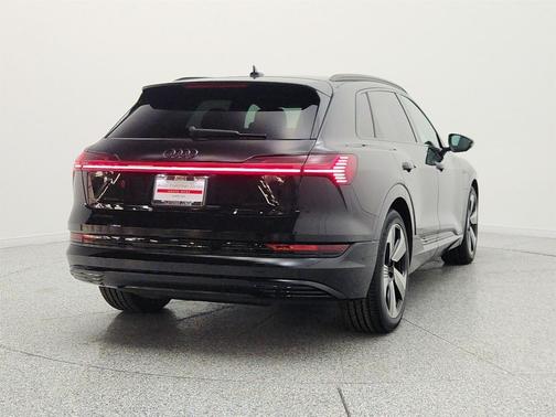 Mythos Black Metallic 2023 Audi e-tron Premium Plus