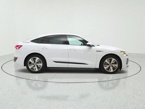 Glacier White Metallic 2024 Audi Q8 e-tron Premium
