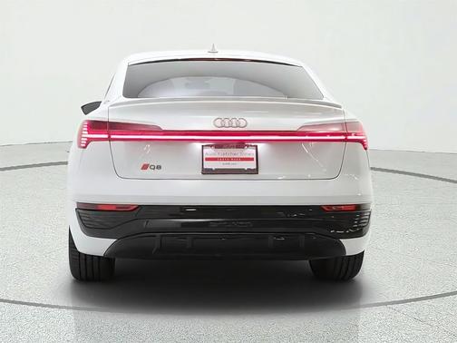 Glacier White Metallic 2024 Audi Q8 e-tron Premium