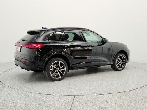 Mythos Black Metallic 2026 Audi Q5 Premium Plus TFSI quattro S tronic