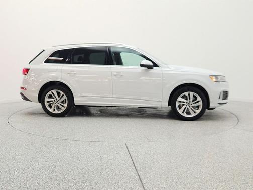 Glacier White Metallic 2023 Audi Q7 45 Premium