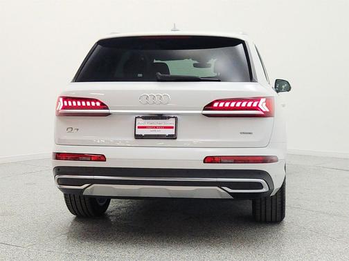 Glacier White Metallic 2023 Audi Q7 45 Premium
